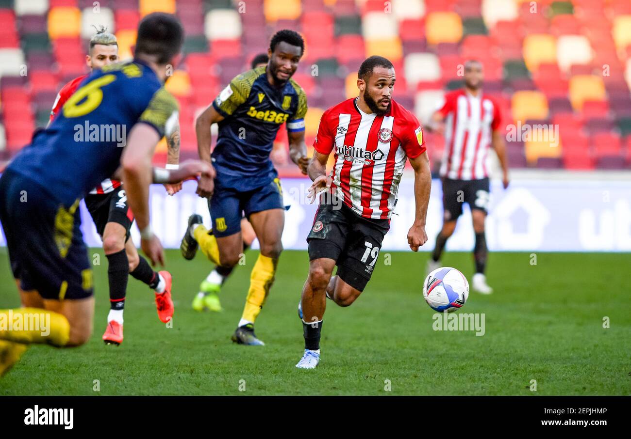 Londres, Royaume-Uni. 27 février 2021. Bryan Mbeumo, de Brentford FC, fait avancer le ballon lors du match de championnat EFL Sky Bet entre Brentford et Stoke City au Brentford Community Stadium, Londres, Angleterre, le 27 février 2021. Photo de Phil Hutchinson. Utilisation éditoriale uniquement, licence requise pour une utilisation commerciale. Aucune utilisation dans les Paris, les jeux ou les publications d'un seul club/ligue/joueur. Crédit : UK Sports pics Ltd/Alay Live News Banque D'Images