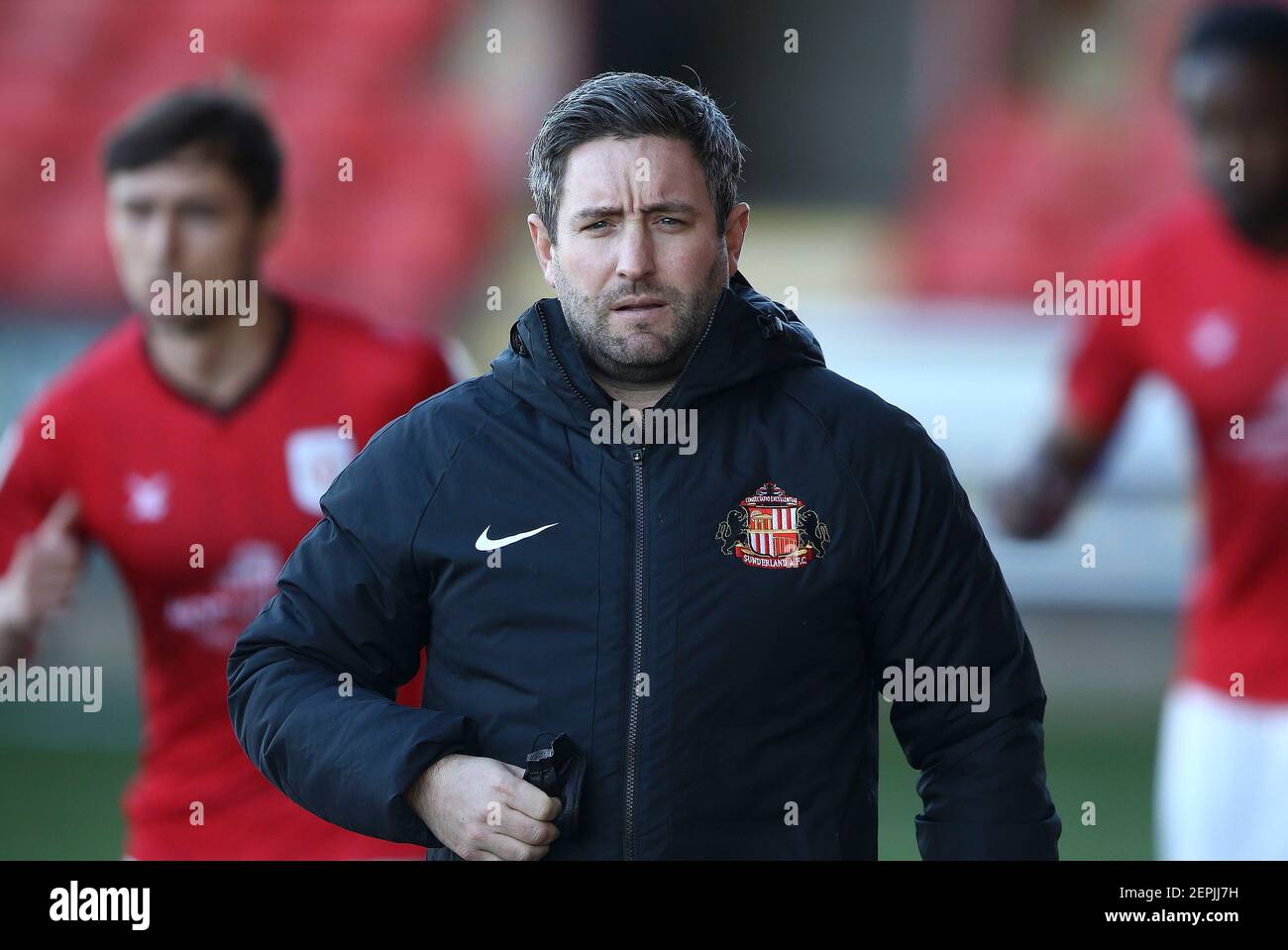 Crewe, Royaume-Uni. 27 février 2021. Lee Johnson, directeur de Sunderland, s'intéresse à lui. EFL Skybet football League One Match, Crewe Alexandra v Sunderland au stade Alexandra de Crewe, Cheshire, le samedi 27 février 2021. Cette image ne peut être utilisée qu'à des fins éditoriales. Utilisation éditoriale uniquement, licence requise pour une utilisation commerciale. Aucune utilisation dans les Paris, les jeux ou les publications d'un seul club/ligue/joueur. photo par Chris Stading/Andrew Orchard sports Photography/Alamy Live News crédit: Andrew Orchard sports Photography/Alamy Live News Banque D'Images