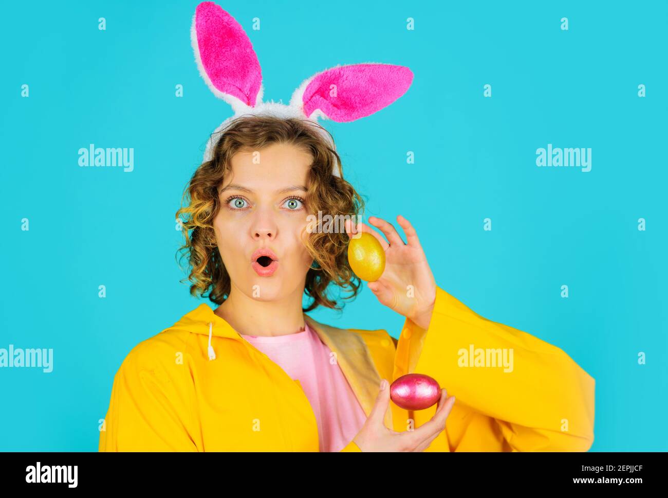Surprise femme de Pâques avec des oeufs de panier. Lapin fille avec des oreilles de lapin se préparant pour le jeu traditionnel de chasse aux œufs. Banque D'Images