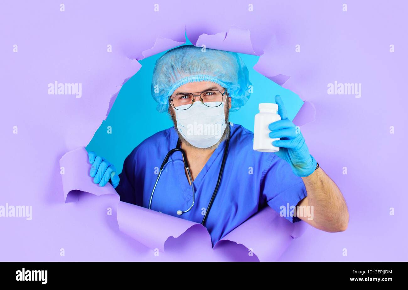 Médecin dans un masque médical avec des pilules. Soins de santé. Concept d'hôpital et de pharmacie. Banque D'Images