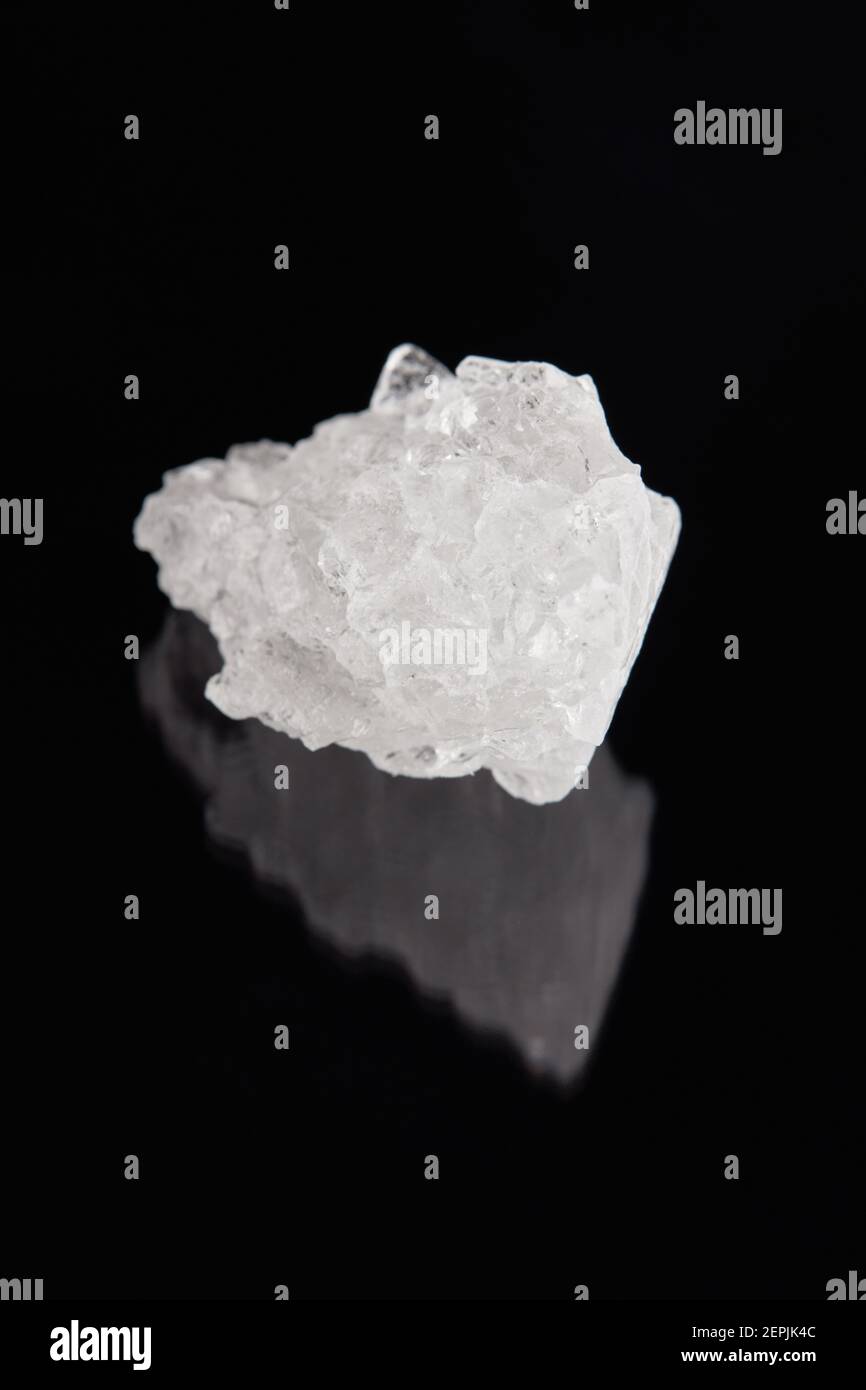 cristal de sel de roche sur fond sombre. espace extérieur. orientation verticale Banque D'Images