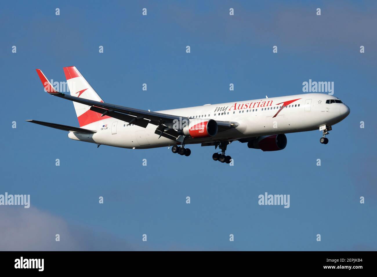 Austrian Airlines Boeing 767-300 OE-LAY avion passager arrivée et atterrissage À l'aéroport de Vienne Banque D'Images