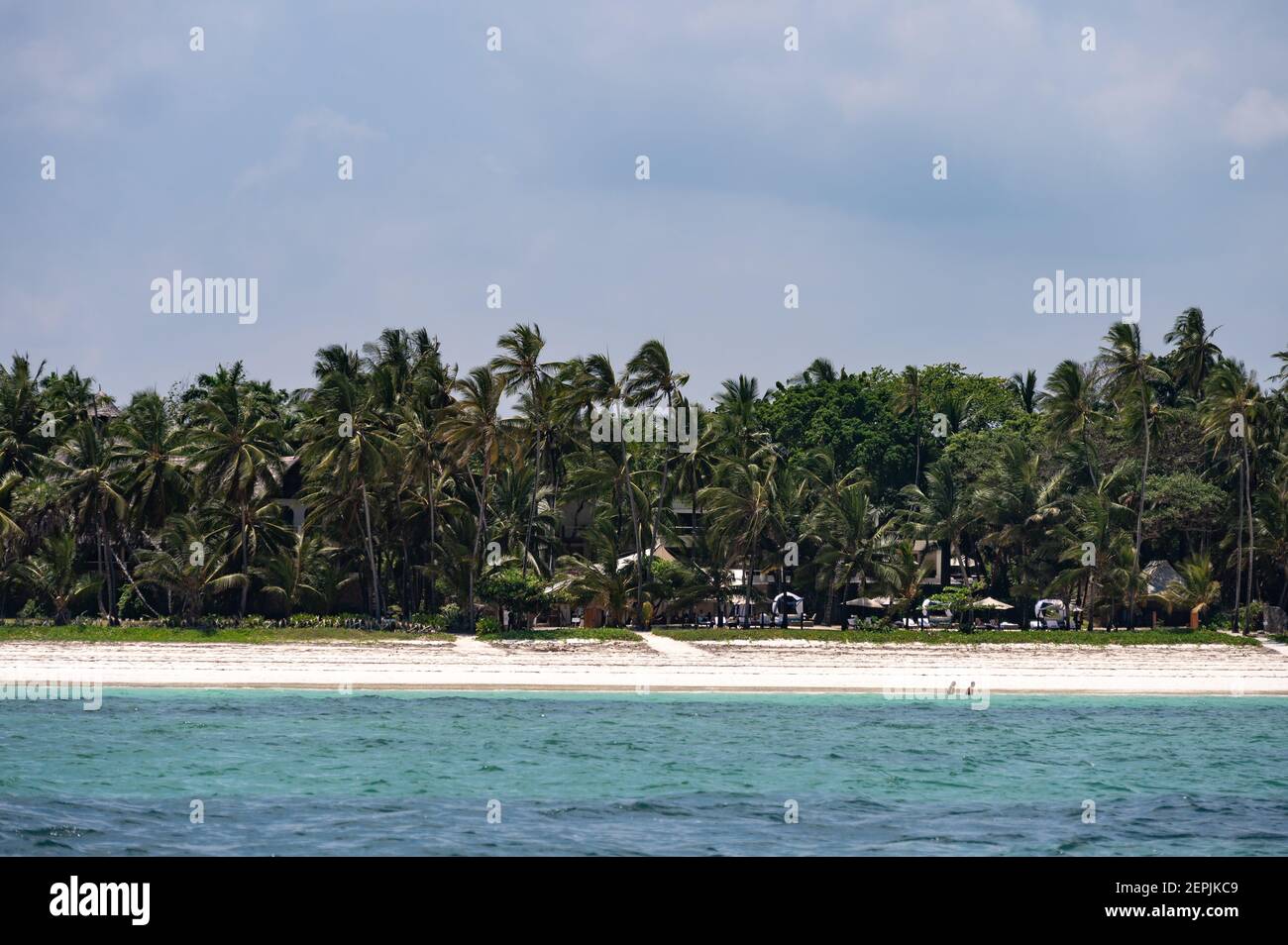 Vue sur la côte de Diani avec hôtel parmi les palmiers près de la plage et de l'océan Indien, Diani, Kenya Banque D'Images