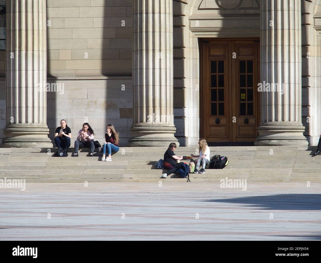 Les jeunes sont assis sur les marches du centre-ville de Dundee Banque D'Images