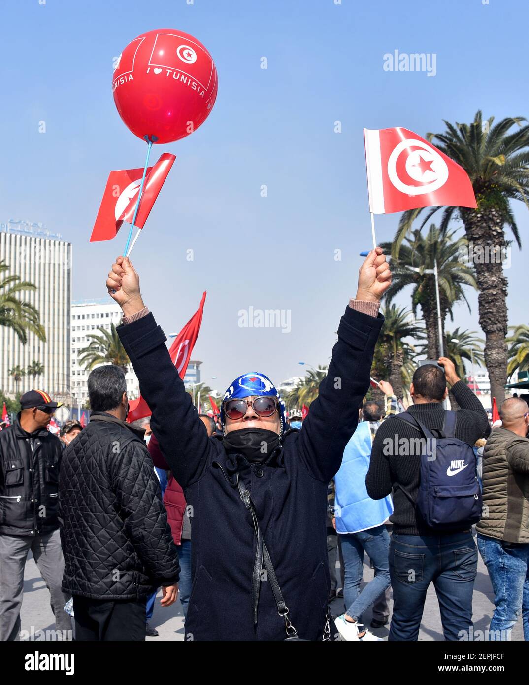 Le partisan scanne des slogans pendant la manifestation.les partisans du parti islamiste Ennahdha protestent pour réclamer la fin de la crise politique dans le pays tandis que le cabinet révise les questions entre le Président de la Tunisie, Kais Saied et le Premier ministre de Tunisie, Hichem Mechichi continue à Tunis, en Tunisie. Banque D'Images