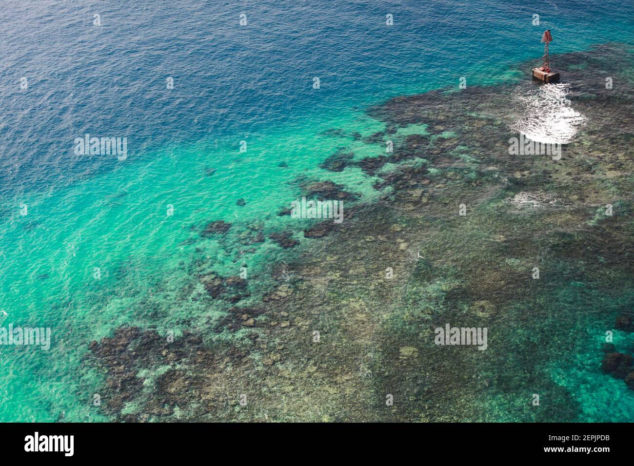 La tour de navigation rouge d'avertissement se trouve près de la côte du golfe Persique, en Arabie Saoudite Banque D'Images