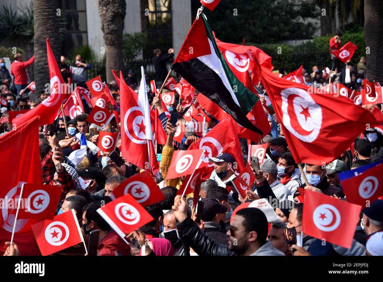 Les partisans du parti islamiste Ennahdha ont des drapeaux pendant la manifestation. Les partisans du parti islamiste Ennahdha protestent en demandant la fin de la crise politique dans le pays alors que le cabinet révise les questions entre le président de la Tunisie, Kais Saied et le Premier ministre de Tunisie, Hichem Mechichi continue à Tunis, en Tunisie. Banque D'Images