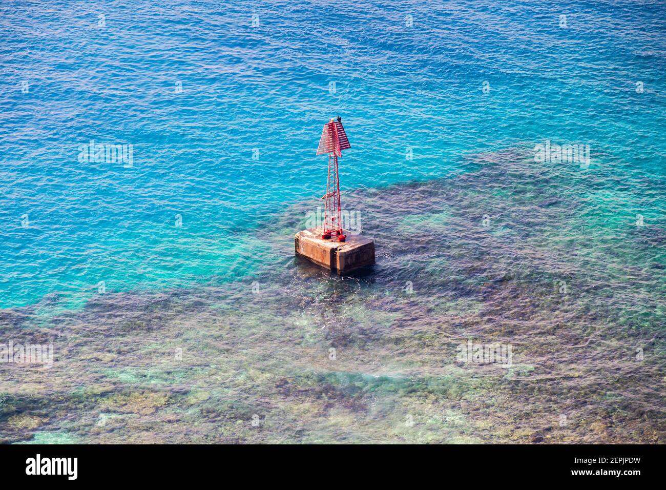 La tour de navigation rouge d'avertissement se trouve sur la côte du golfe Persique, en Arabie Saoudite Banque D'Images
