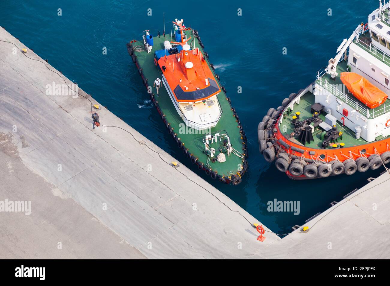Bateau-pilote et un remorqueur, port d'Arabie Saoudite, vue panoramique Banque D'Images