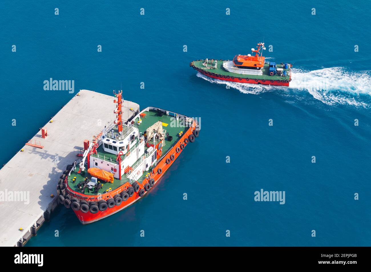 Remorqueur et bateau pilote sont dans le port d'Arabie Saoudite, vue d'oiseau Banque D'Images