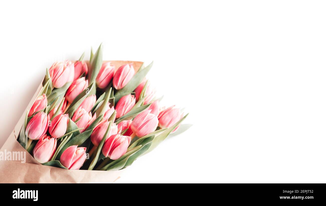 Beau bouquet de tulipes roses sur fond blanc Banque D'Images