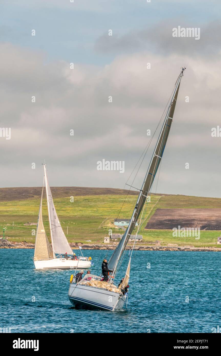 Yachts à Bressay Sound au large de Lerwick, Shetland, avec l'île de Bressay en arrière-plan. Banque D'Images