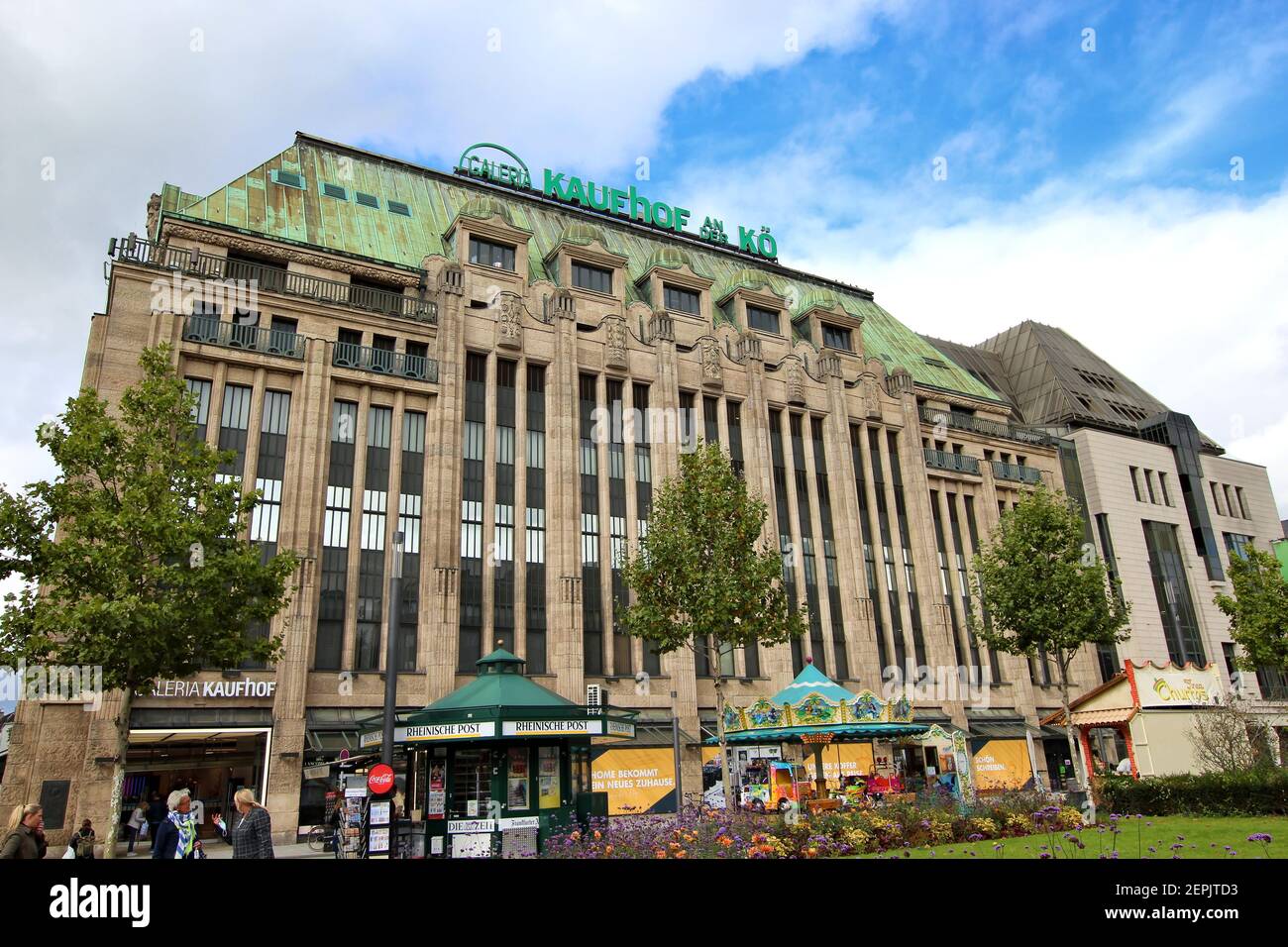 Vue panoramique sur le bâtiment historique « Kaufhof an avec kiosque à journaux et carrousel ». Kaufhof est une chaîne de grands magasins allemande. Banque D'Images Vue panoramique sur le bâtiment historique « Kaufhof an avec kiosque à journaux et carrousel ». Kaufhof est une chaîne de grands magasins allemande. Banque D'Images