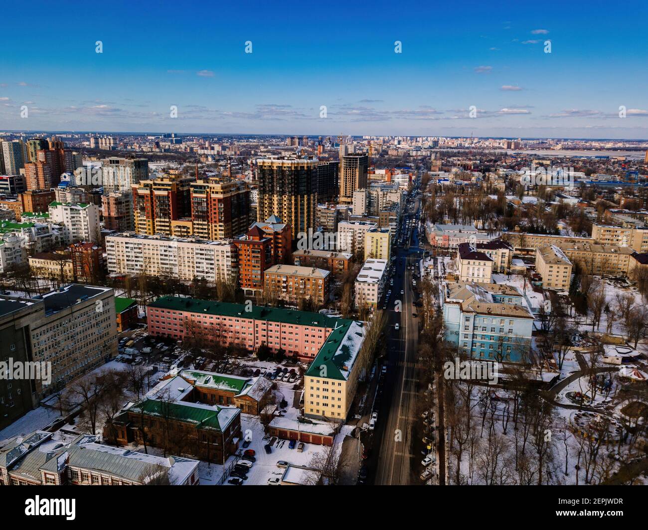Quartier résidentiel moderne à Rostov-sur-Don, vue aérienne depuis un drone en hiver. Banque D'Images