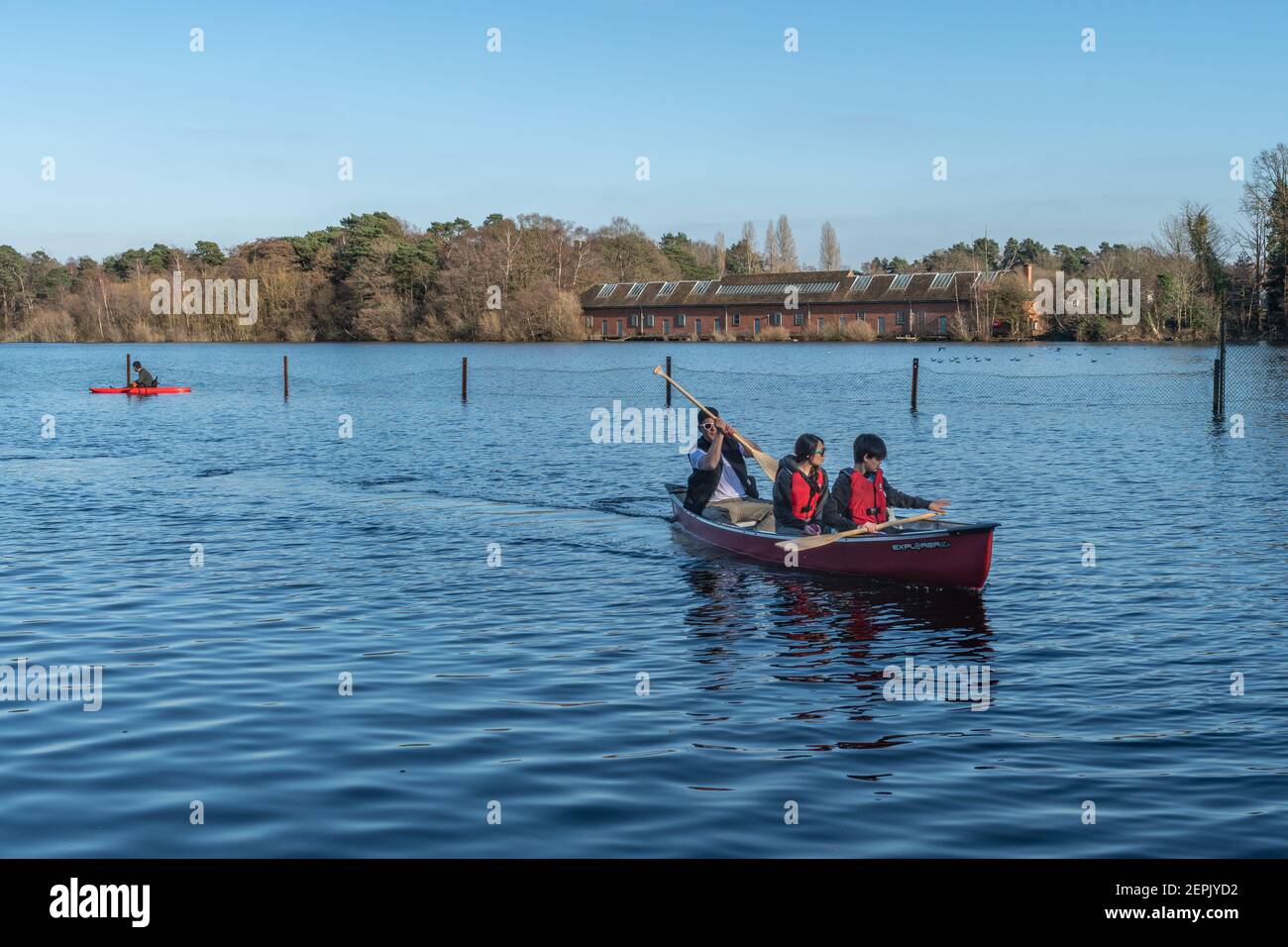 Bateaux sur le lac Mytchett à Surrey, Angleterre, Royaume-Uni, par une belle journée d'hiver Banque D'Images Bateaux sur le lac Mytchett à Surrey, Angleterre, Royaume-Uni, par une belle journée d'hiver Banque D'Images