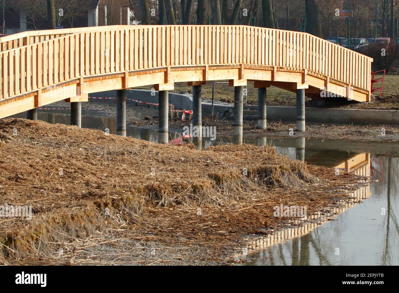 Un nouveau pont en bois pour poussettes dans la nature Banque D'Images