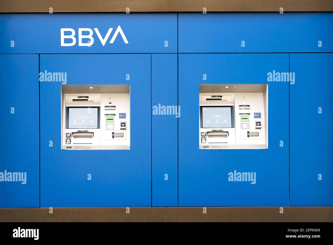 Distributeurs automatiques de la banque BBVA dans la ville.détail de BBVA bureau Banque D'Images