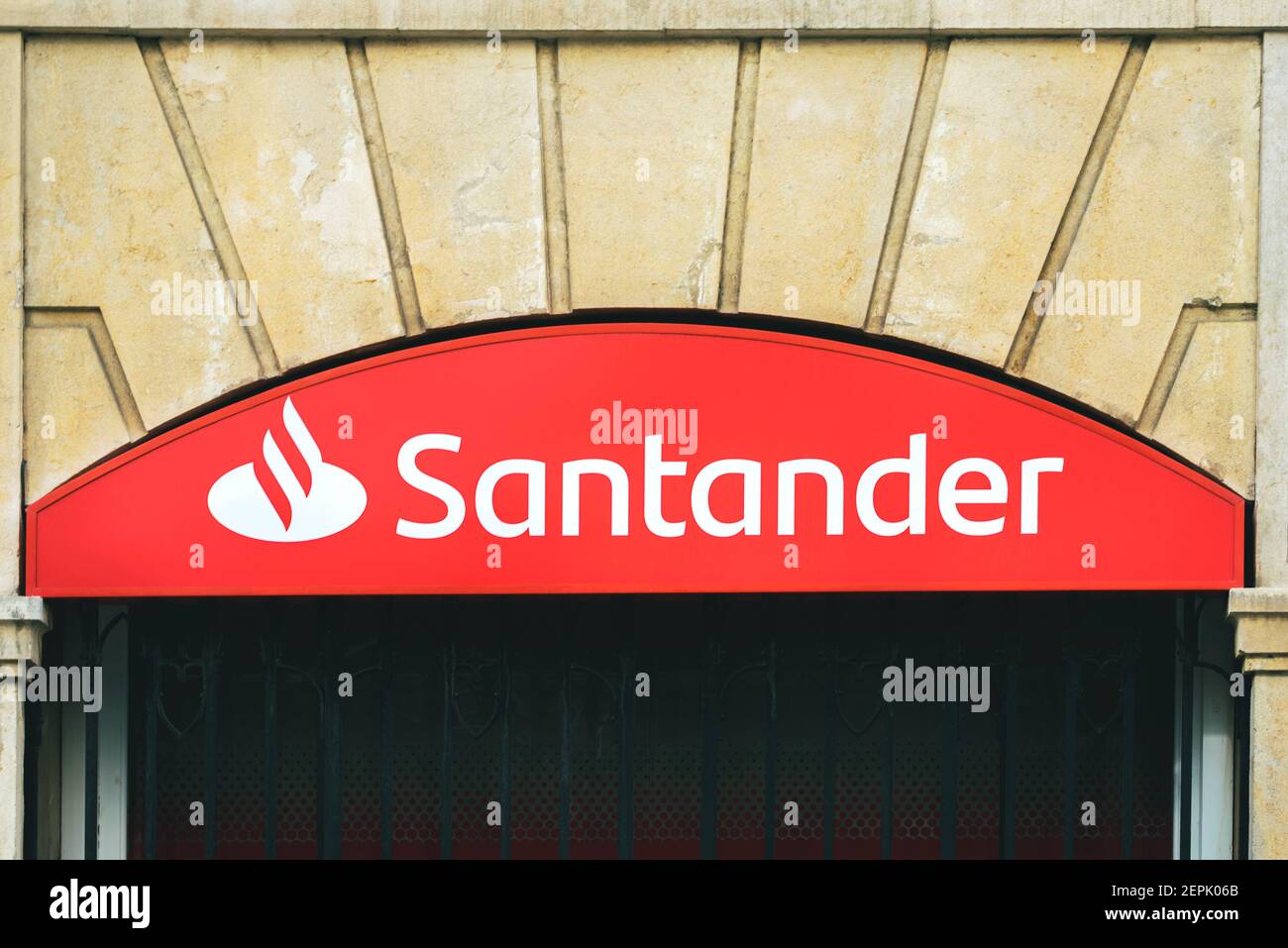 Santander logo de la banque de la succursale dans la ville.extérieur Vue de la succursale de Santander Bank Banque D'Images Santander logo de la banque de la succursale dans la ville.extérieur Vue de la succursale de Santander Bank Banque D'Images