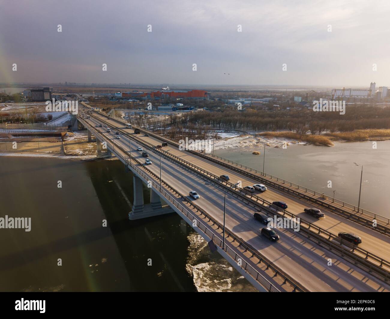 Pont Voroshilovsky à Rostov-on-Don, vue aérienne sur les drones. Banque D'Images