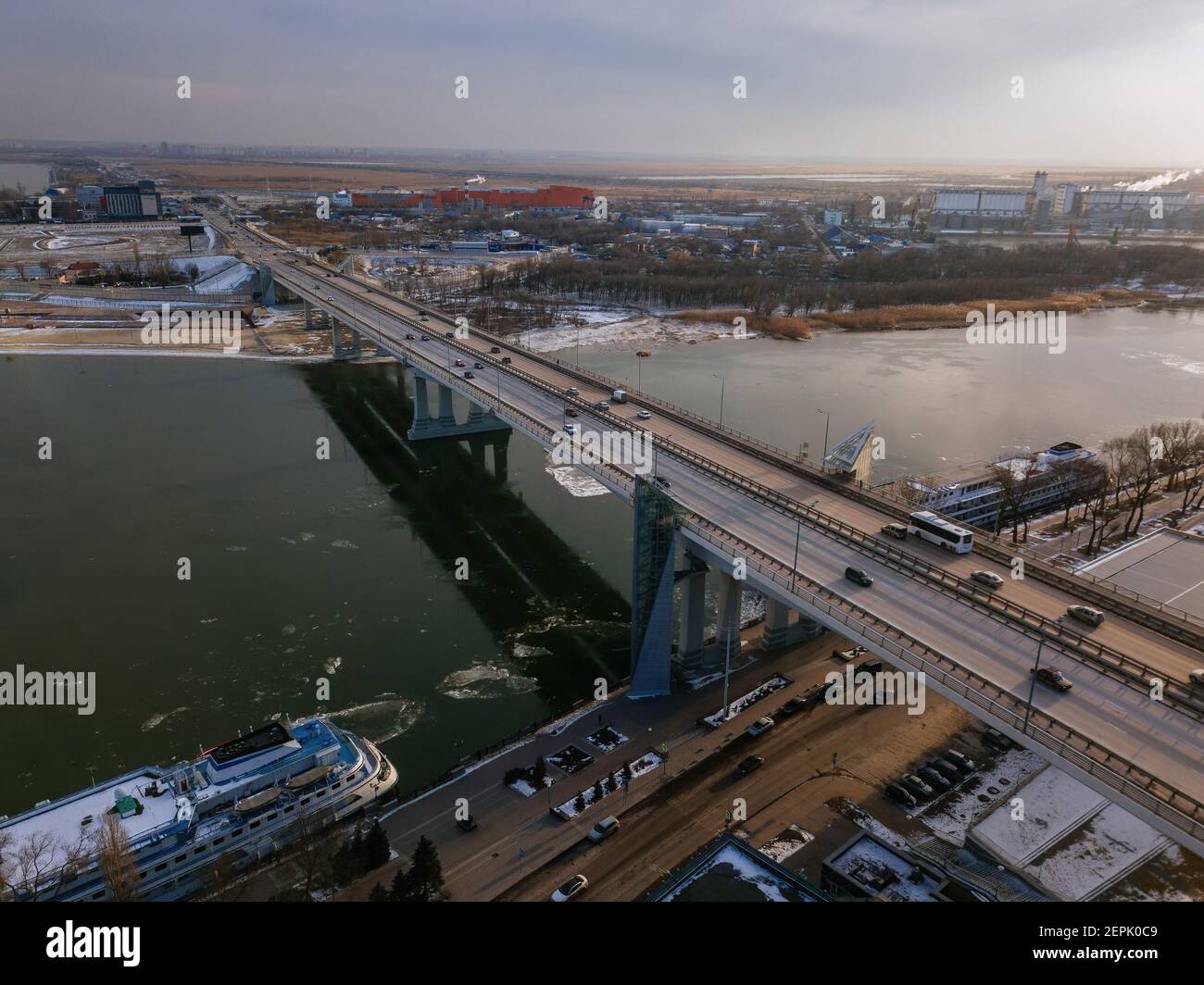 Pont Voroshilovsky à Rostov-on-Don, vue aérienne sur les drones. Banque D'Images