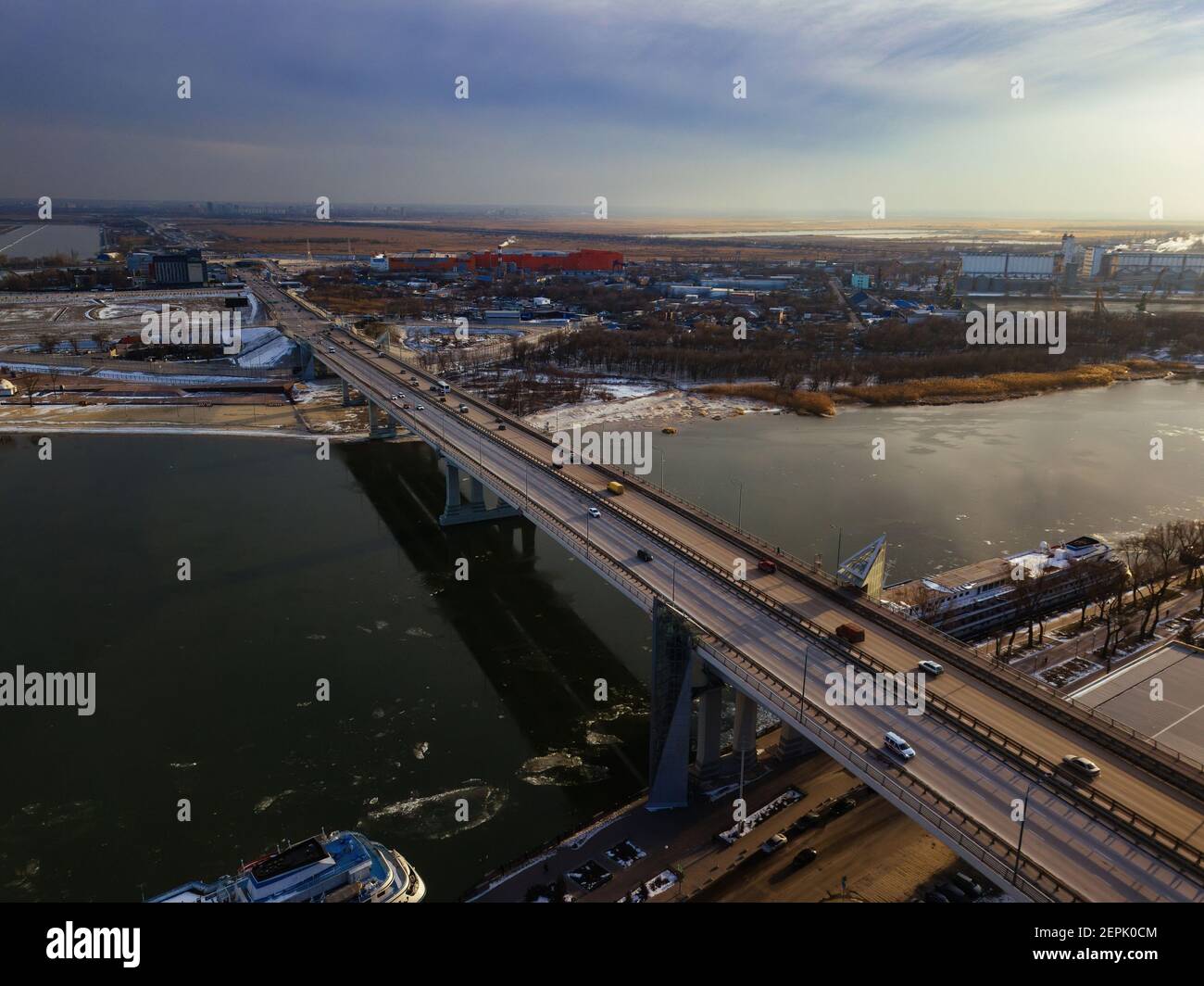 Pont Voroshilovsky à Rostov-on-Don, vue aérienne sur les drones. Banque D'Images