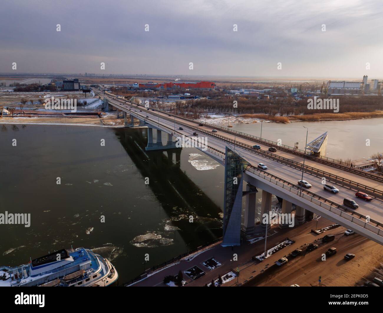 Pont Voroshilovsky à Rostov-on-Don, vue aérienne sur les drones. Banque D'Images