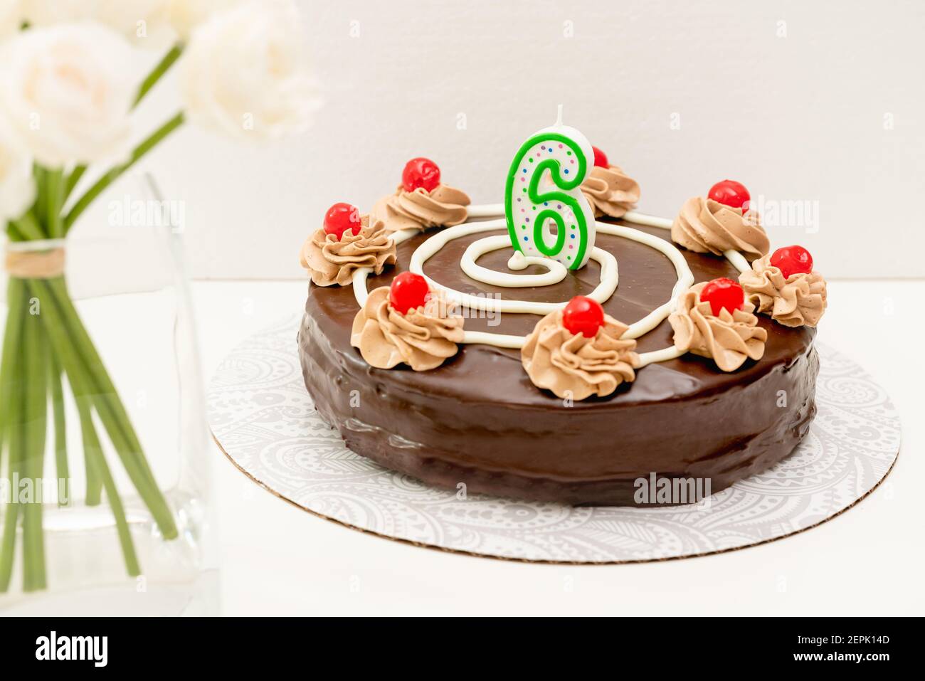 Gateau D Anniversaire Au Chocolat Avec Bougie Sous La Forme Du Numero Six Gateau Maison Decore De Creme Au Chocolat Et De Cerises Sur Fond Blanc Photo Stock Alamy