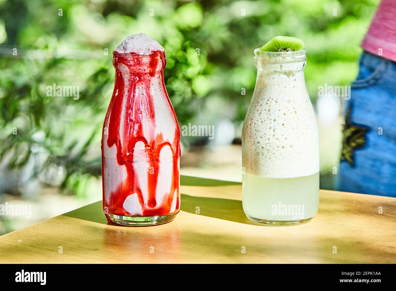 Deux milk-shakes frais sur une table en bois Banque D'Images