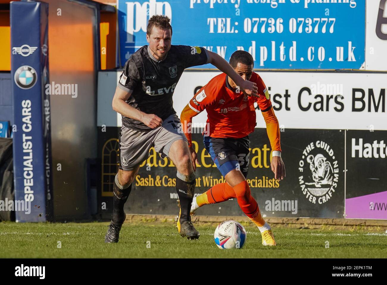 Luton, Royaume-Uni. 27 février 2021. Julian Borner #13 de Sheffield combat mercredi Tom Ince #39 de Luton Town à Luton, Royaume-Uni le 2/27/2021. (Photo de Richard Washbrooke/News Images/Sipa USA) crédit: SIPA USA/Alay Live News Banque D'Images