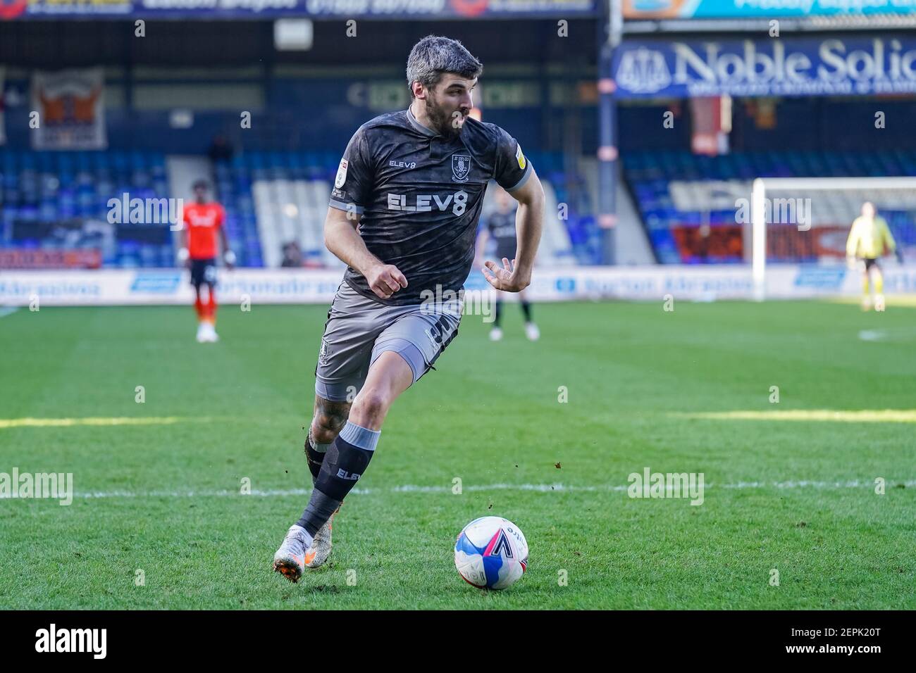 Luton, Royaume-Uni. 27 février 2021. Callum Paterson #5 de Sheffield mercredi en action à Luton, Royaume-Uni le 2/27/2021. (Photo de Richard Washbrooke/News Images/Sipa USA) crédit: SIPA USA/Alay Live News Banque D'Images