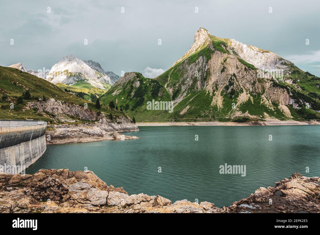 Le lac Spullersee un lac de haute montagne dans le Vorarlberg, Autriche. Banque D'Images