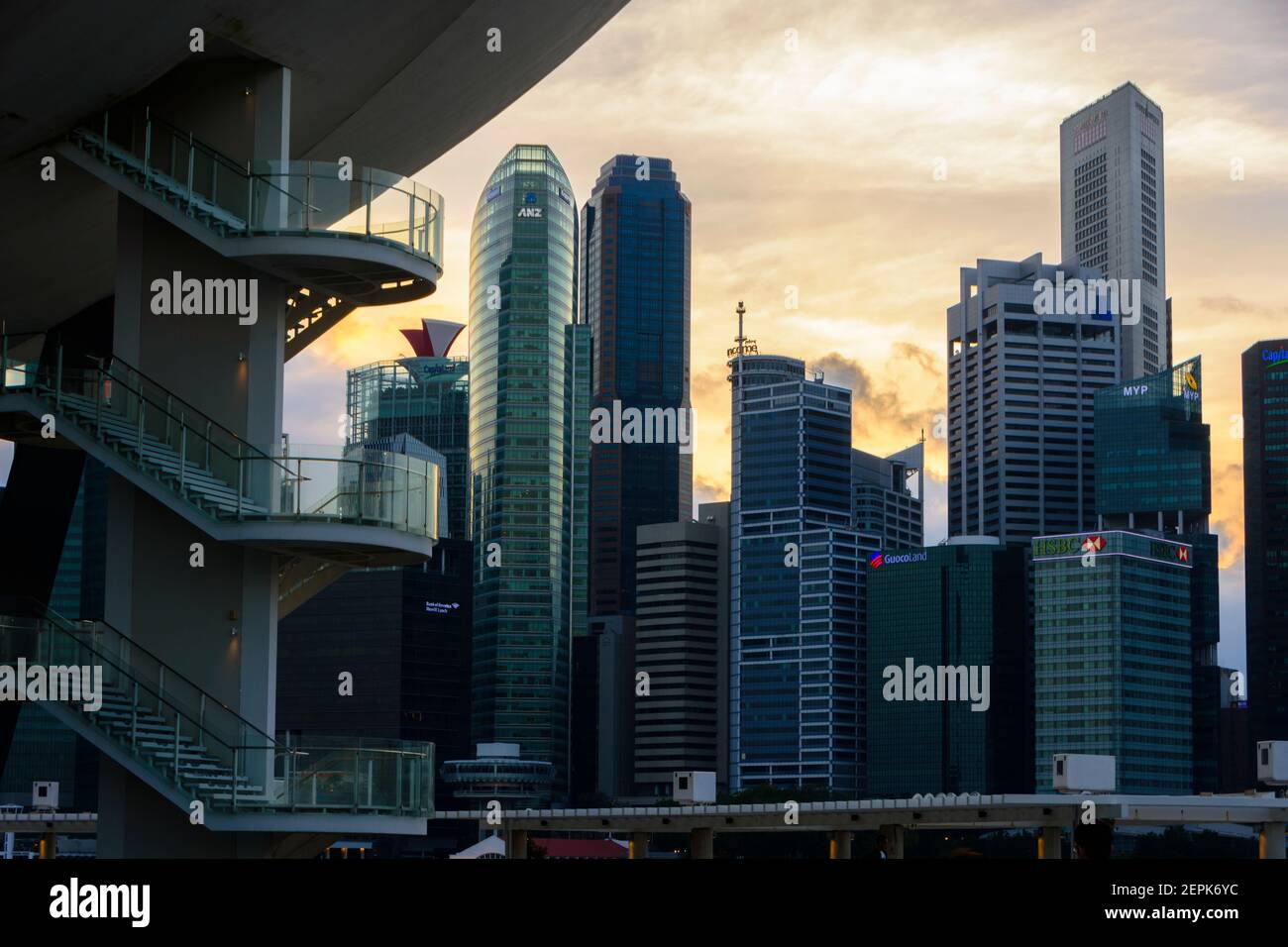 Singapour.Escaliers menant au Musée ArtScience et à la ligne d'horizon de la ville en arrière-plan Banque D'Images