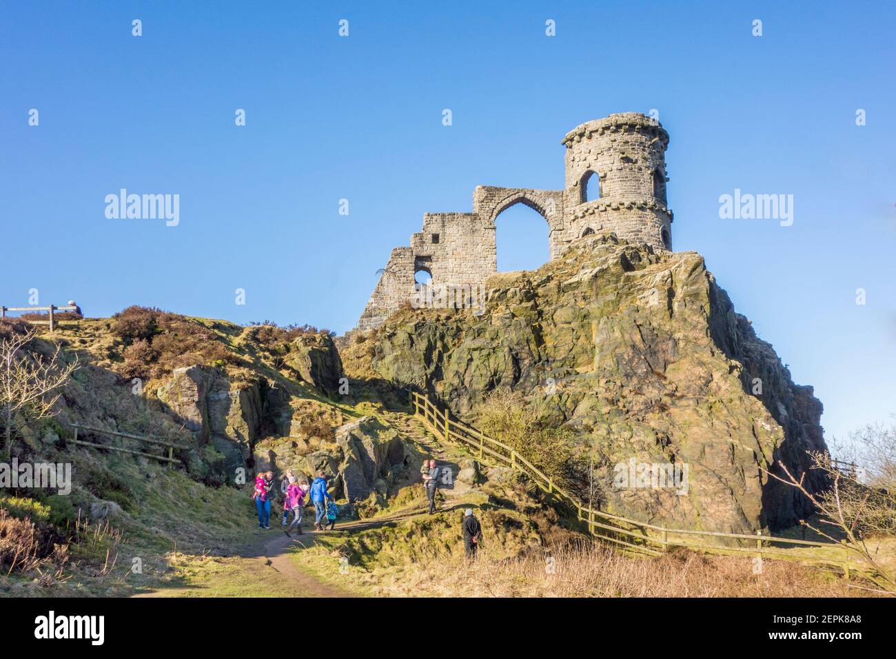 Le site de Cheshire abrite le château de la CdP, la folie d'un château en ruines, situé sur le sentier de Gritstone, un sentier de randonnée de longue distance vu du Staffordshire Banque D'Images