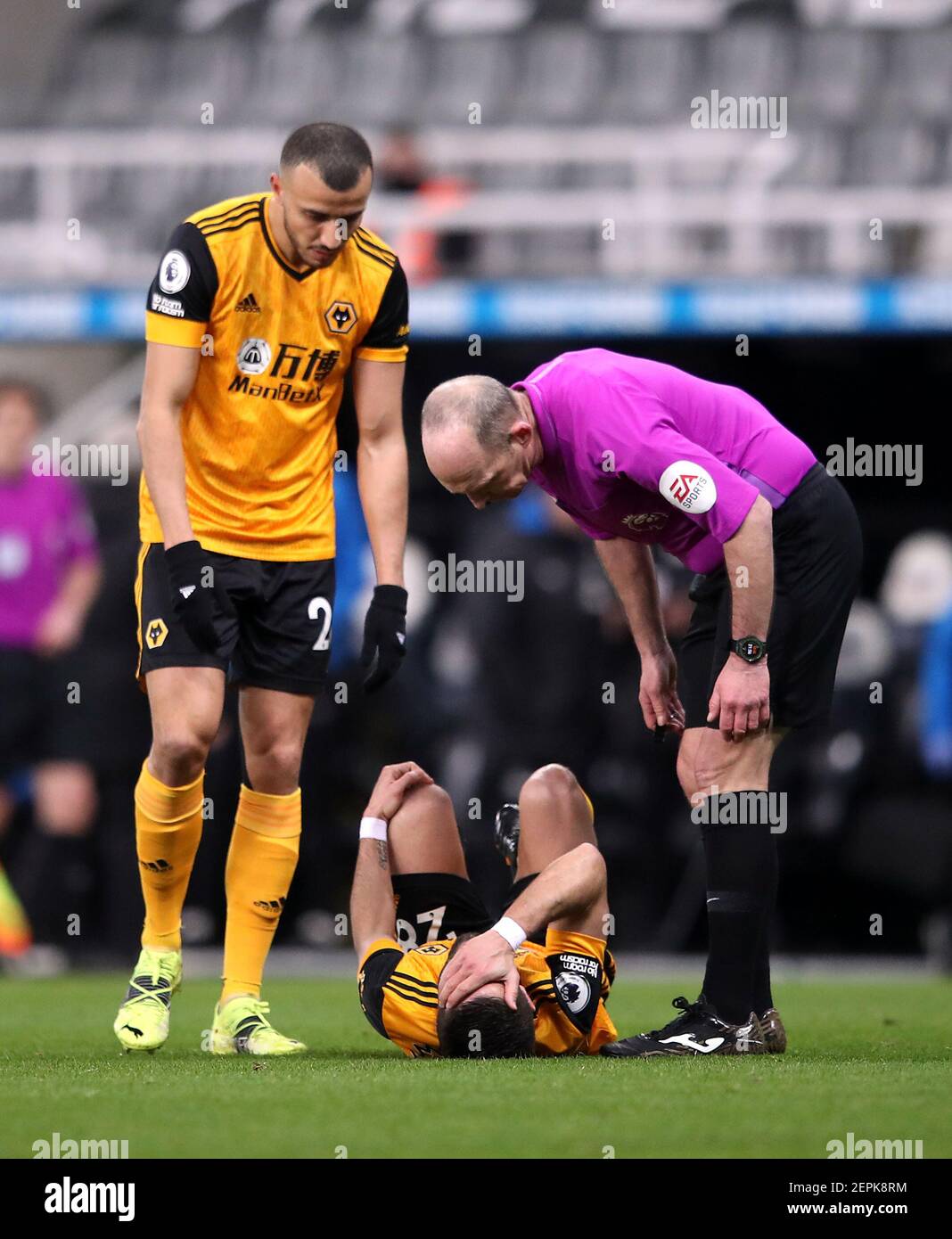 Joao Moutinho de Wolverhampton Wanderers se trouve sur le terrain blessé lors du match de la première Ligue au parc St. James' Park, à Newcastle. Date de la photo: Samedi 27 février 2021. Banque D'Images