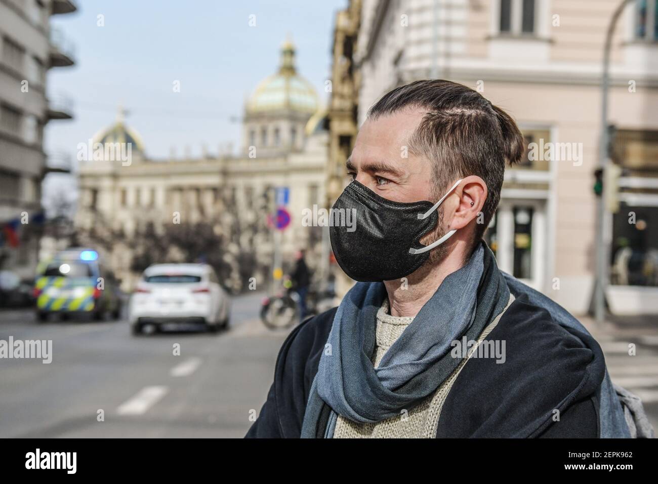 Un homme portant un masque noir à Prague pendant la pandémie du coronavirus. Banque D'Images