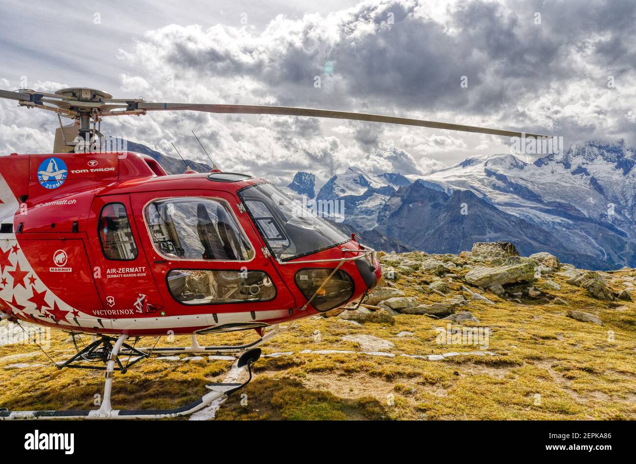 Un hélicoptère de sauvetage aérien rouge dans les Alpes suisses, en Suisse Banque D'Images
