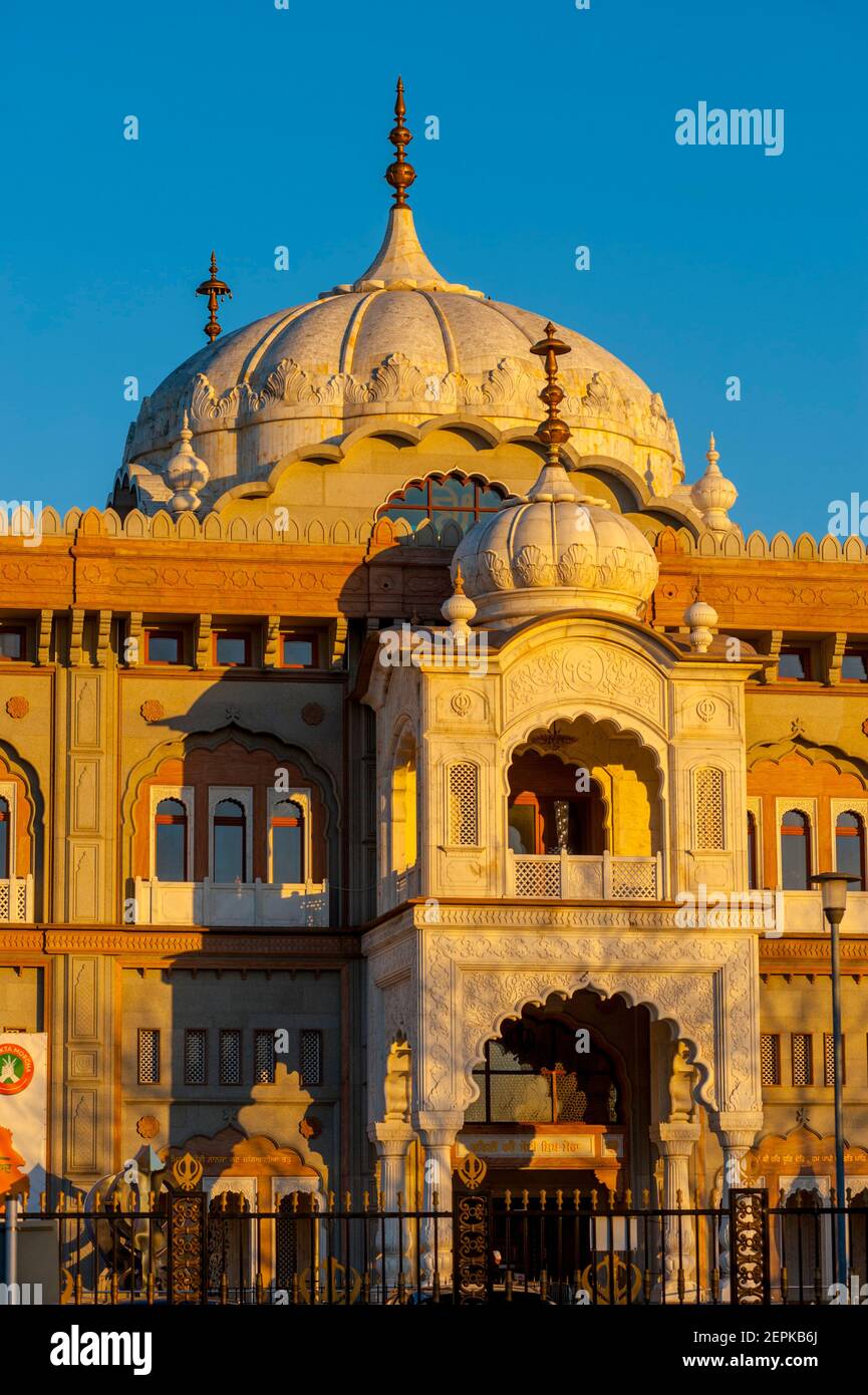 Le temple Guru Nanak Darbar Gurdwara Sikh à gravesend au coucher du soleil. Le bâtiment en marbre est considéré comme l'un des plus grands du Royaume-Uni, le Gurdwara c Banque D'Images