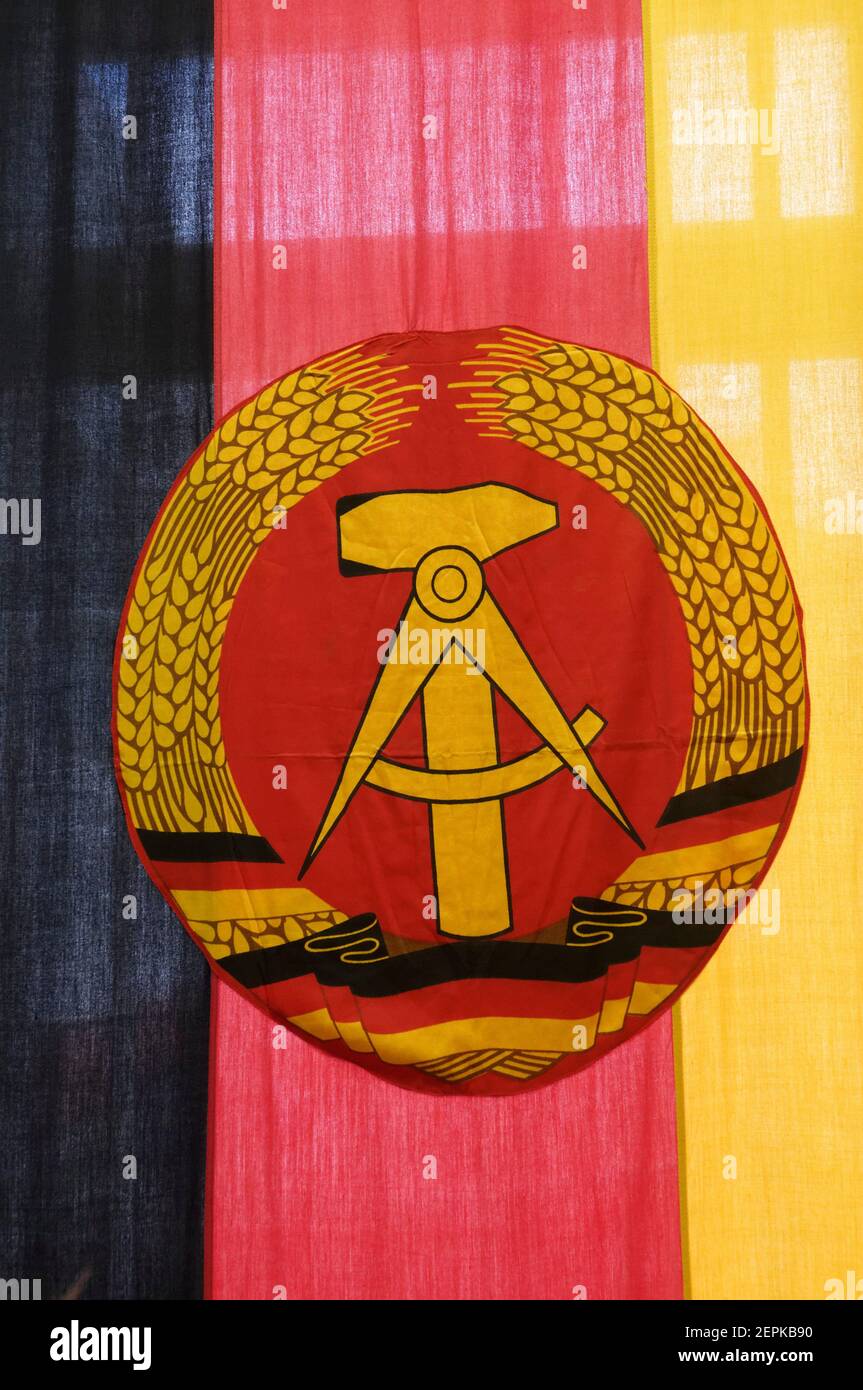 Le drapeau de l'Allemagne de l'est au Musée Stasi, Berlin, Allemagne Banque D'Images