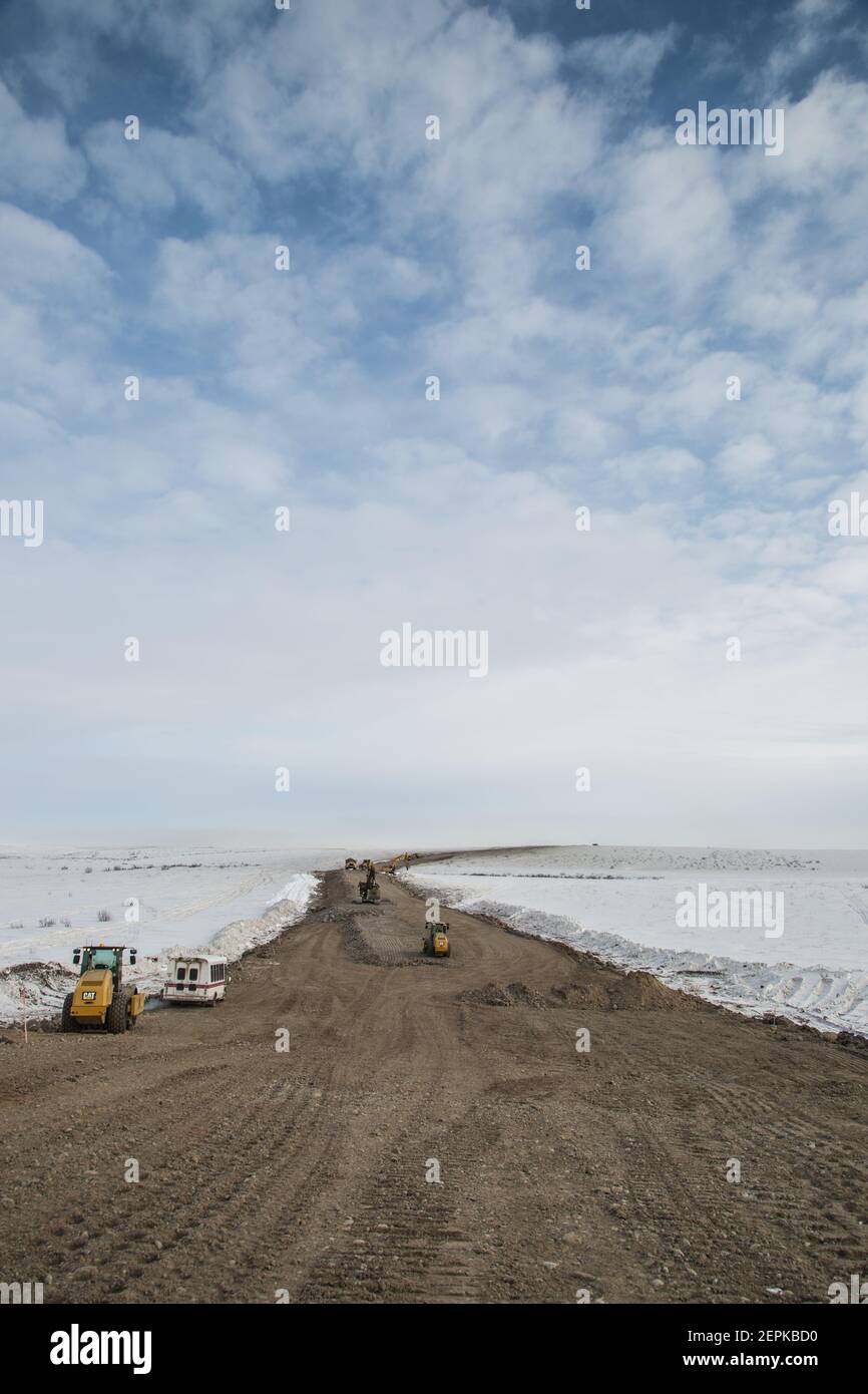 Construction du gravier de la route Inuvik-Tuktoyaktuk (construite au-dessus du pergélisol), construction hivernale, Territoires du Nord-Ouest, Arctique canadien Banque D'Images