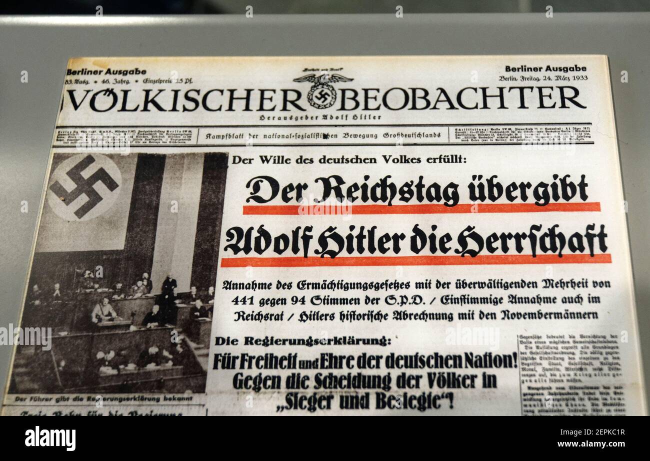 Le journal officiel nazi Volkischer Beobachter avec le titre "Parlement Remet les rênes à Adolf Hitler' à partir de mars 23 1933 Banque D'Images