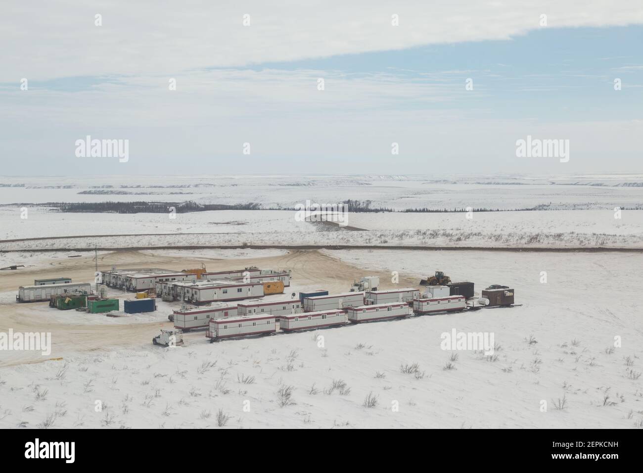 Vue aérienne en hiver du camp de travail à l'extrémité nord de la route Inuvik-Tuktoyaktuk, Territoires du Nord-Ouest, l'arctique canadien. Banque D'Images