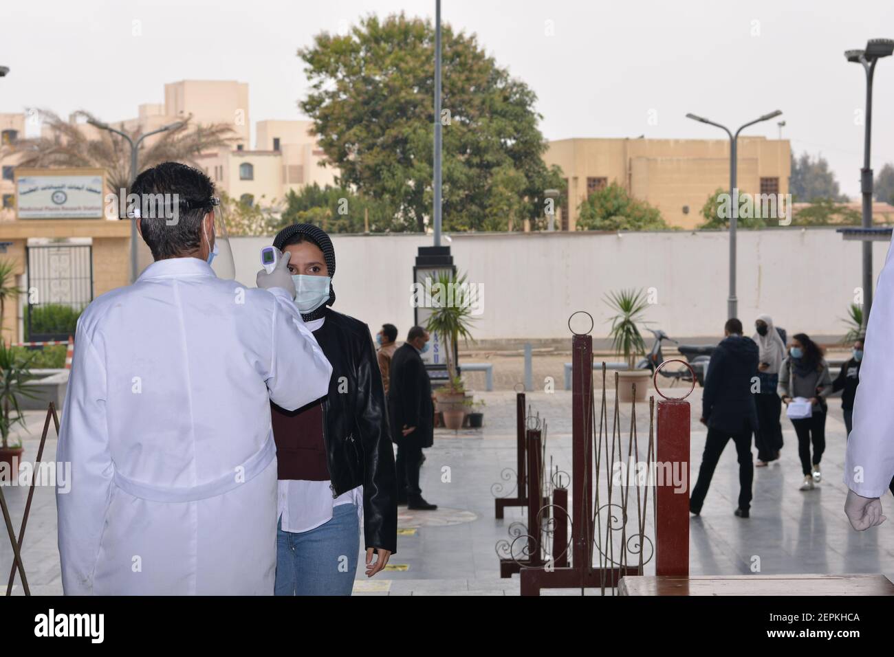 Le Caire, Égypte, le 27 février 2021. Les universités de toute l'Égypte commencent des examens de mi-année selon des mesures strictes de coronavirus. Banque D'Images