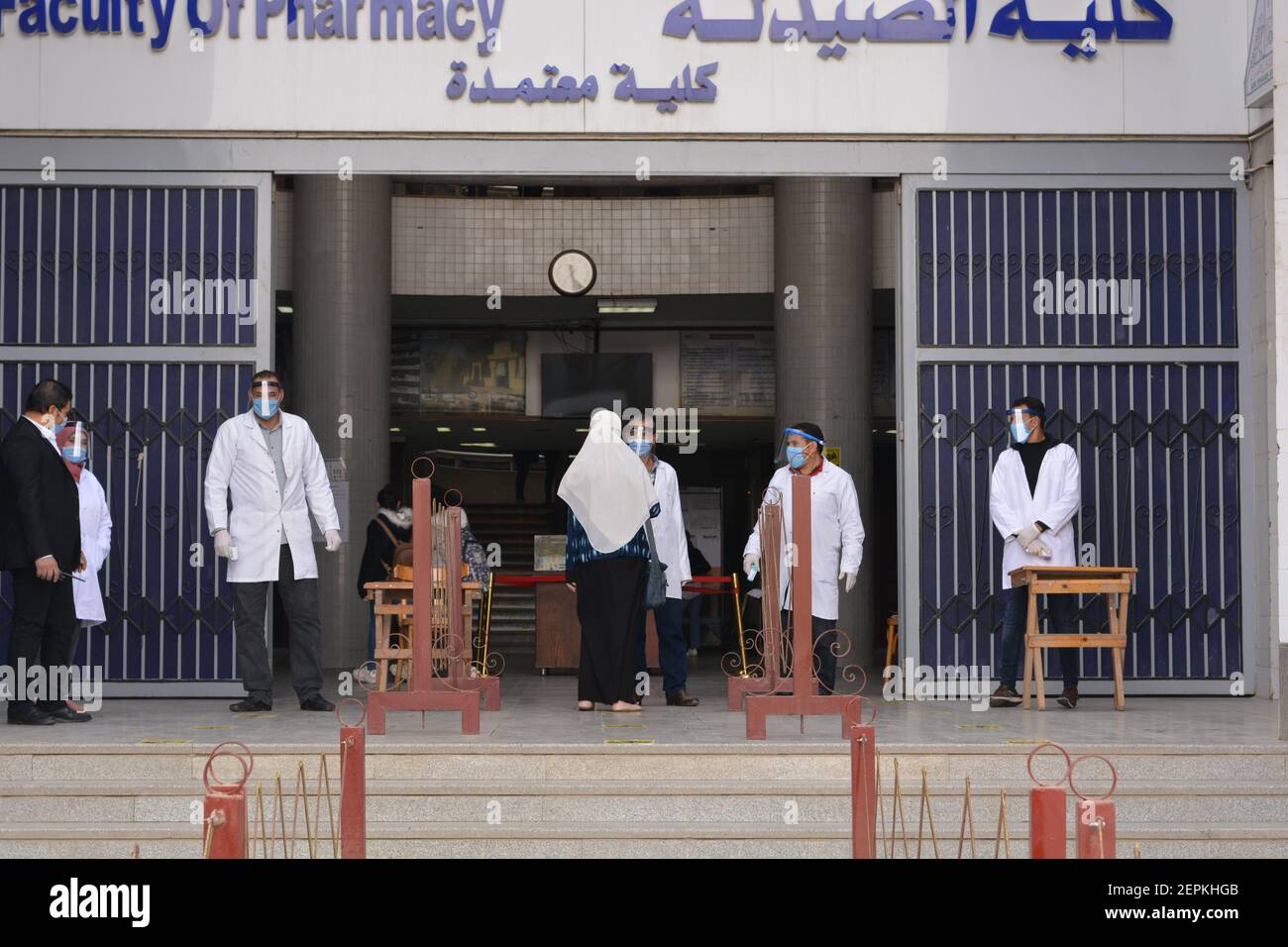 Le Caire, Égypte, le 27 février 2021. Les universités de toute l'Égypte commencent des examens de mi-année selon des mesures strictes de coronavirus. Banque D'Images