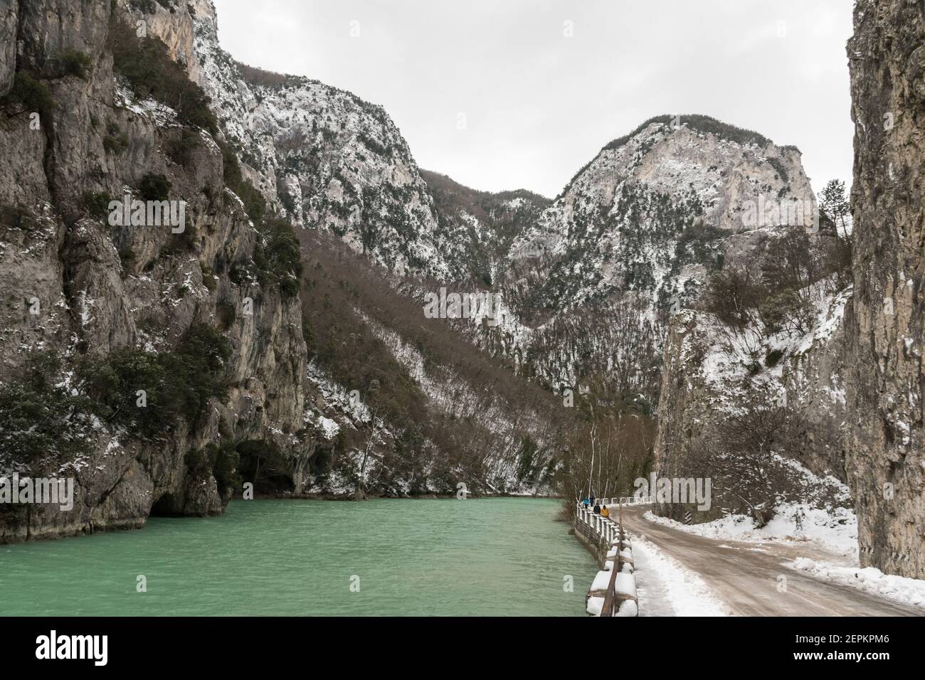 Gola del Furlo, une étroite gorge formée par la rivière Candigliano dans la province de Pesaro-Urbino pendant l'hiver (Marche, Italie) Banque D'Images