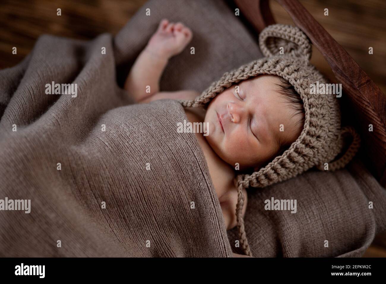 Nouveau Ne Beau Bebe Se Trouve Dans Une Couverture En Fourrure Marron Sur Fond De Bois 10 Jours Fille De Dormir Dans Le Lit Copier L Espace Photo Stock Alamy
