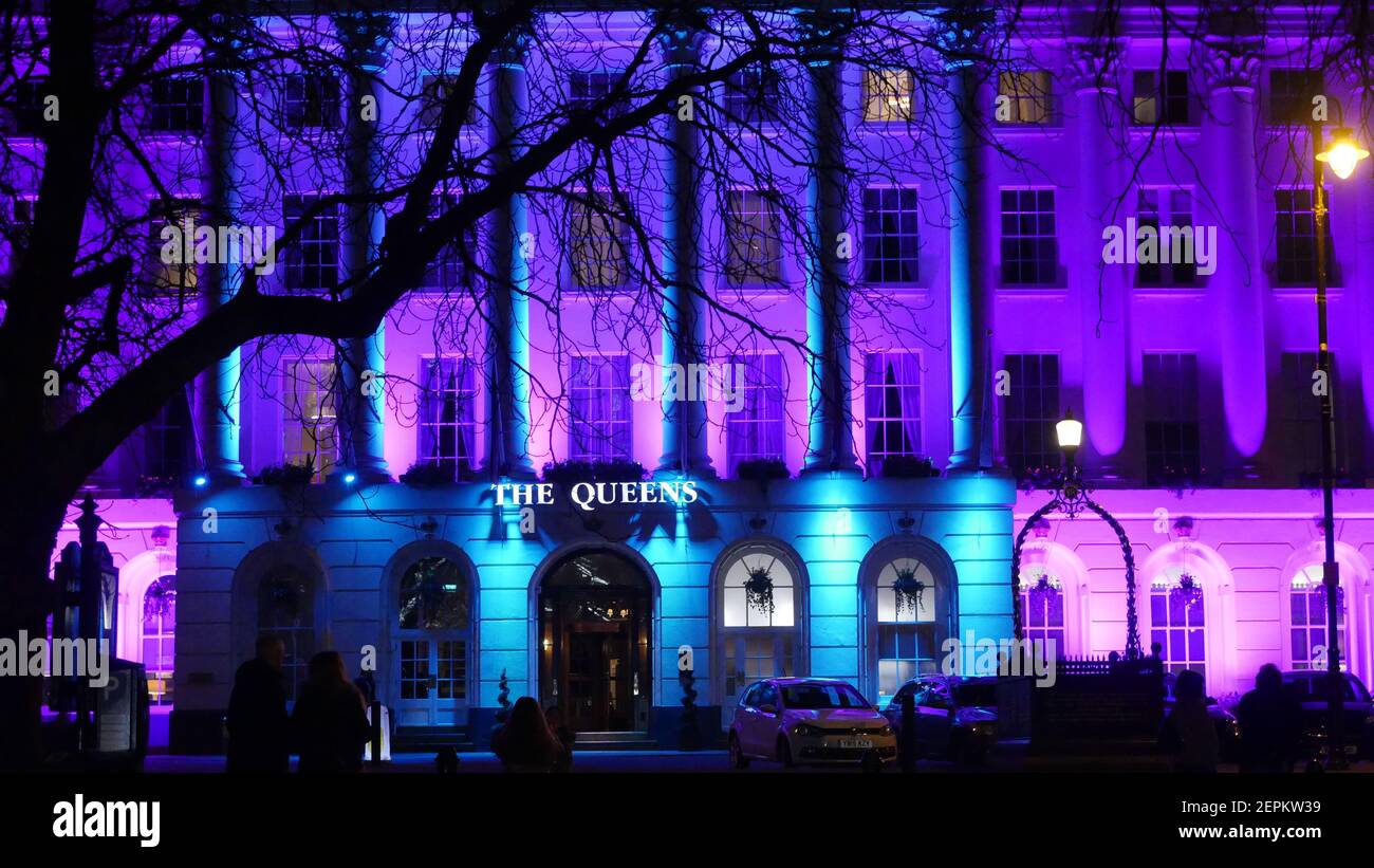 Le Queens Hotel à Cheltenham avec des lumières bleues et pourpre, pris pendant le Light Up Cheltenham Festival printemps 2019 Banque D'Images