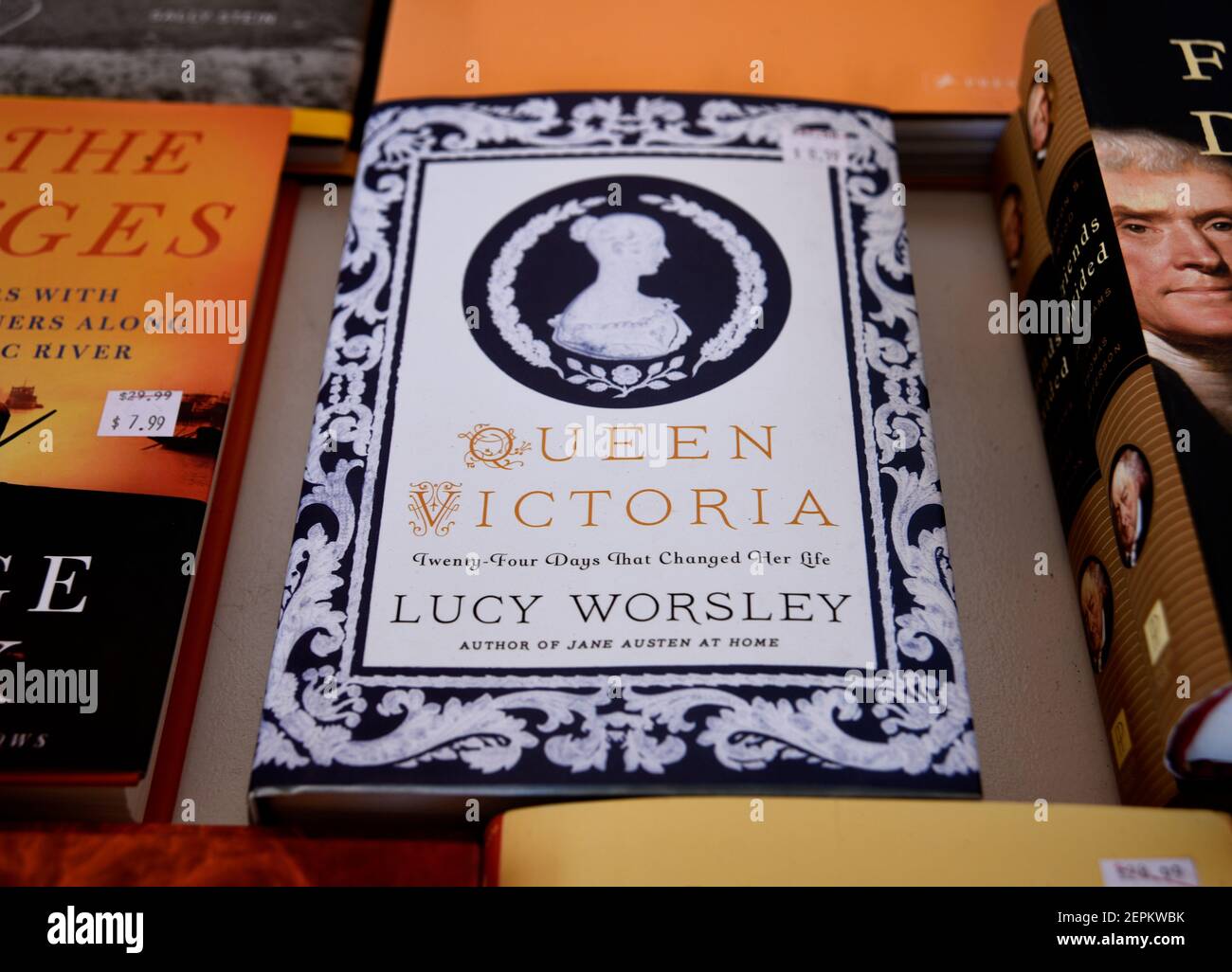 Une copie du livre de la Dre Lucy Worsley, « Queen Victoria », à vendre dans une librairie du Nouveau-Mexique aux États-Unis. Banque D'Images