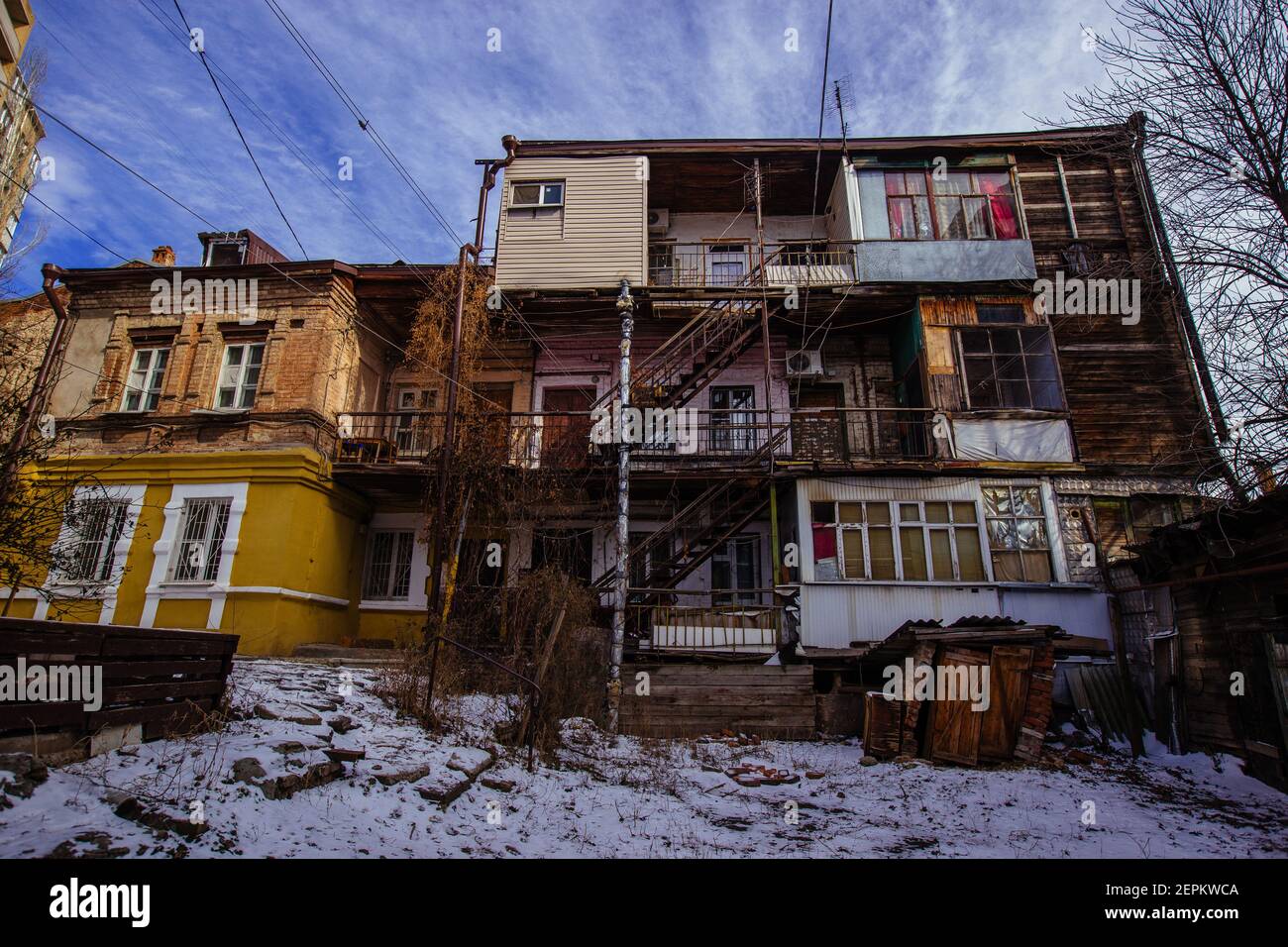Maisons anciennes sur une rue de faible hauteur dans la vieille partie de la pauvreté de la ville de Rostov-sur-Don en Russie. Banque D'Images