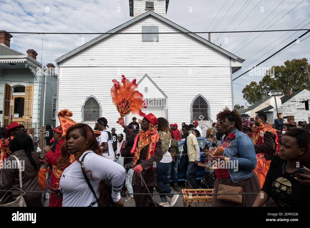 Une deuxième ligne passe devant une église afro-américaine historique à Treme, Nouvelle-Orléans, mettant en valeur les riches traditions culturelles et spirituelles du quartier. Banque D'Images