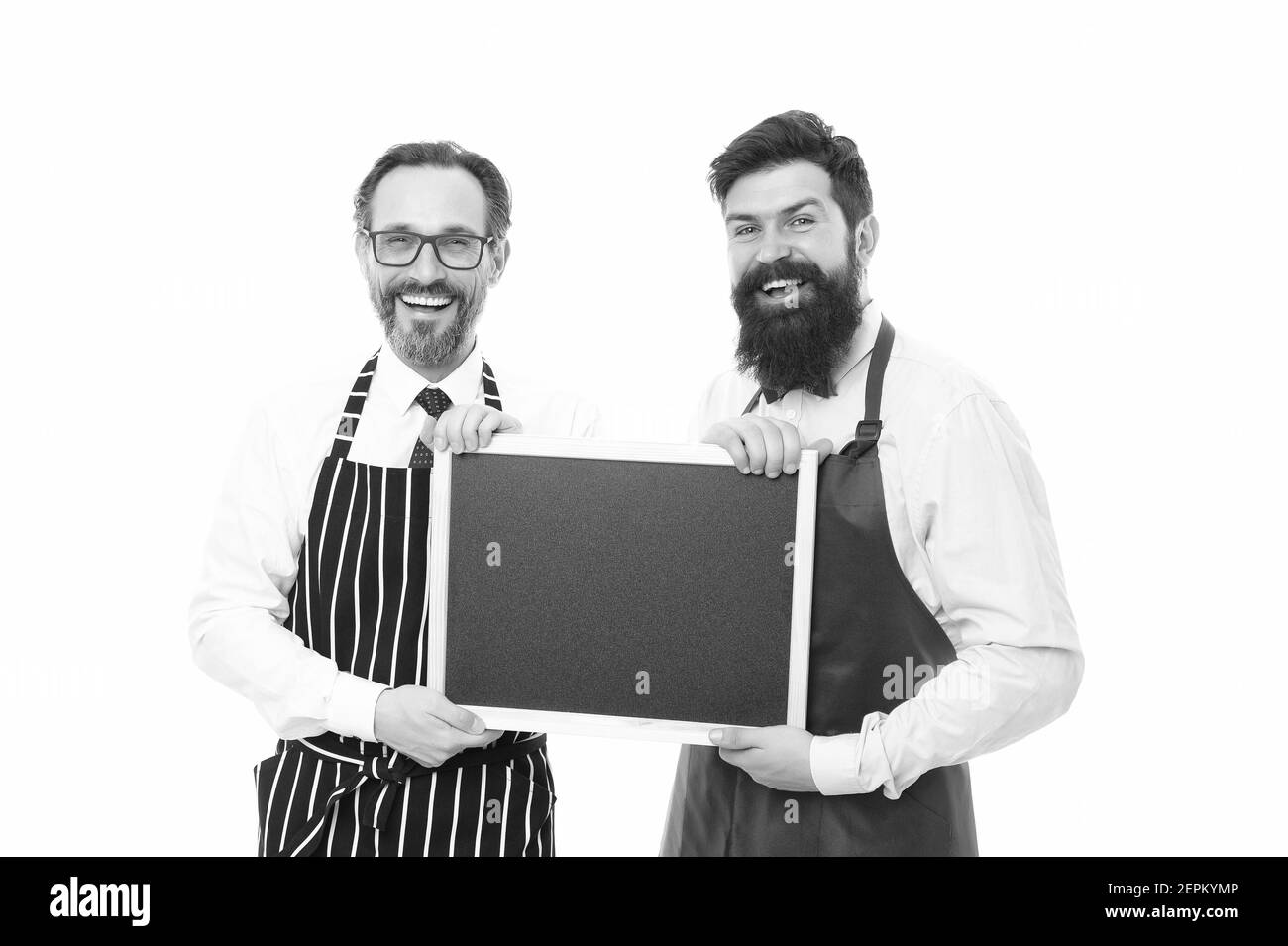tableau noir. ouverture du café et du restaurant. hommes barbus avec tableau noir, espace pour les copies. planification du menu. équipe de chefs heureux en tablier. restauration. bienvenue sur tableau noir. les partenaires fêtent le démarrage. Banque D'Images